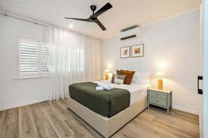 2 bedrooms, iron/ironing board, travel cot, free WiFi - Family-Friendly Pool & Patio Retreat, Walk to Beach & Dining (Trinity Beach)