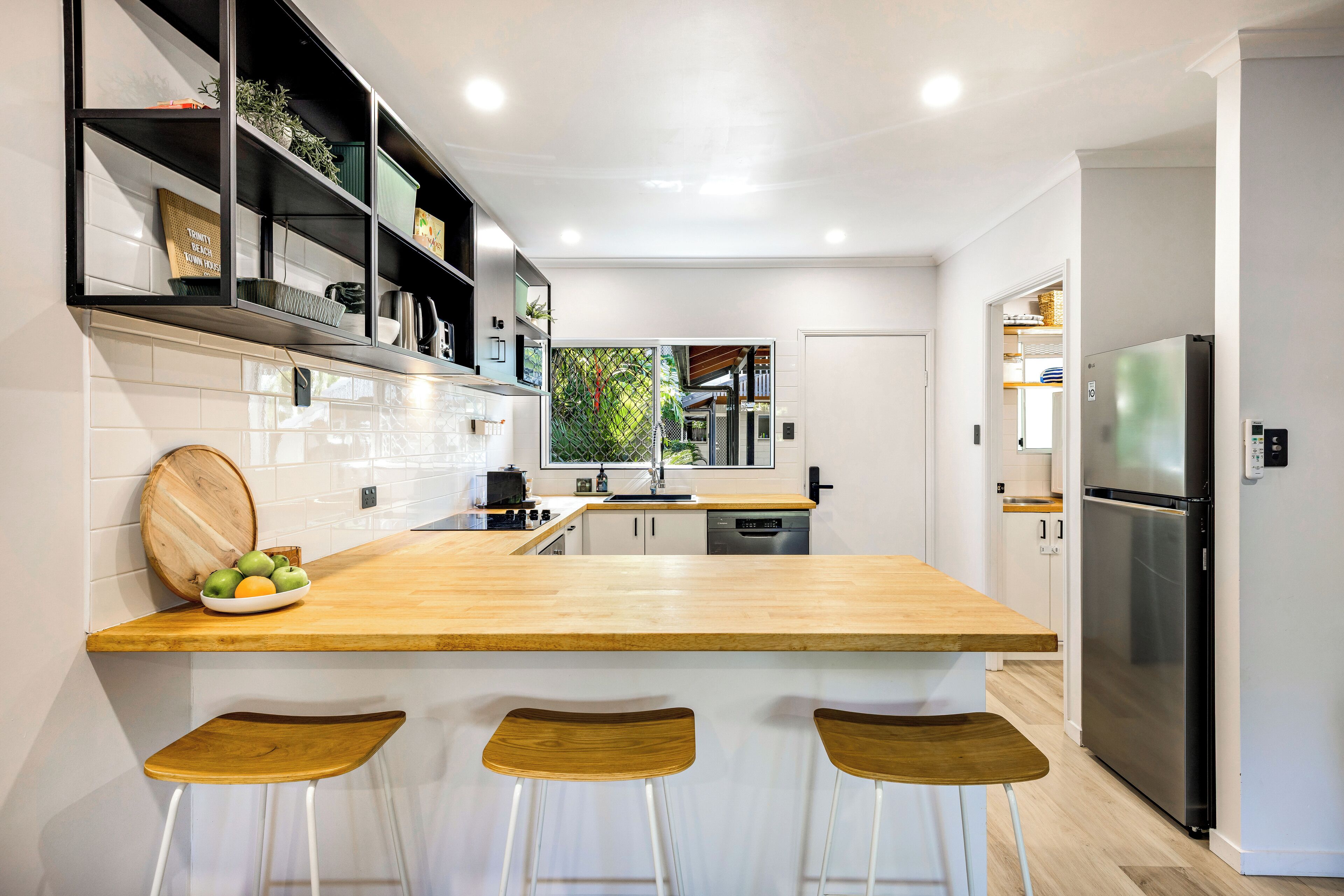 冷蔵庫、電子レンジ、オーブン、コンロ