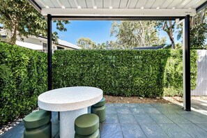 Outdoor dining - Family-Friendly Pool & Patio Retreat, Walk to Beach & Dining (Trinity Beach)