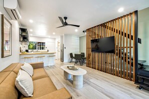 Smart TV - Family-Friendly Pool & Patio Retreat, Walk to Beach & Dining (Trinity Beach)