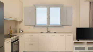 Een koelkast, een oven, een kookplaat, een koffiezetapparaat/waterkoker