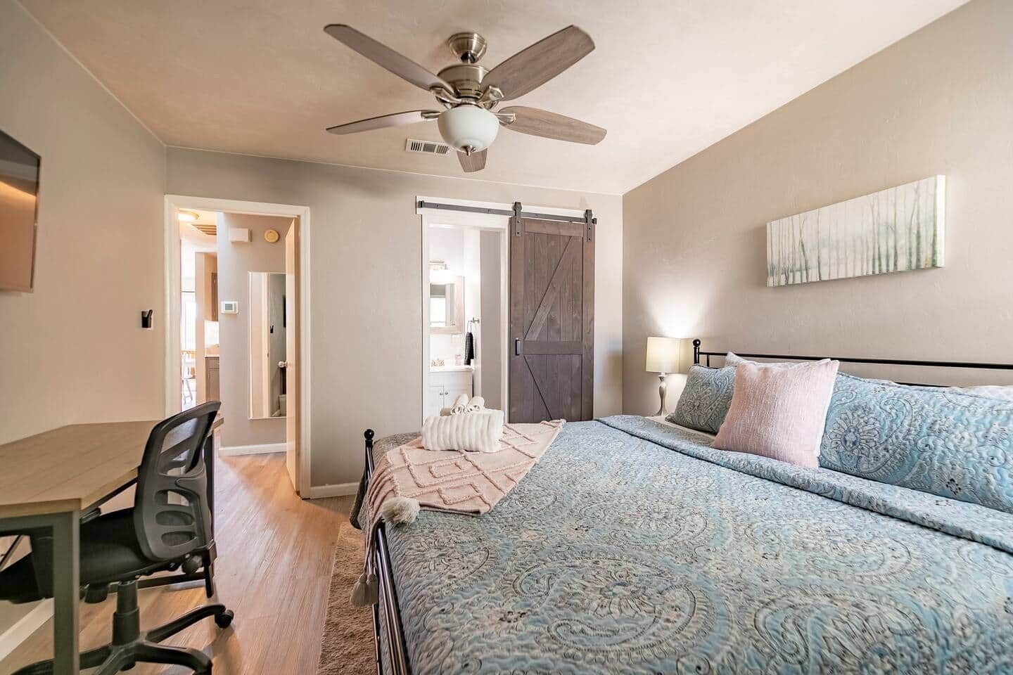 2 多间卧室、熨斗/熨衣板、WiFi、床单