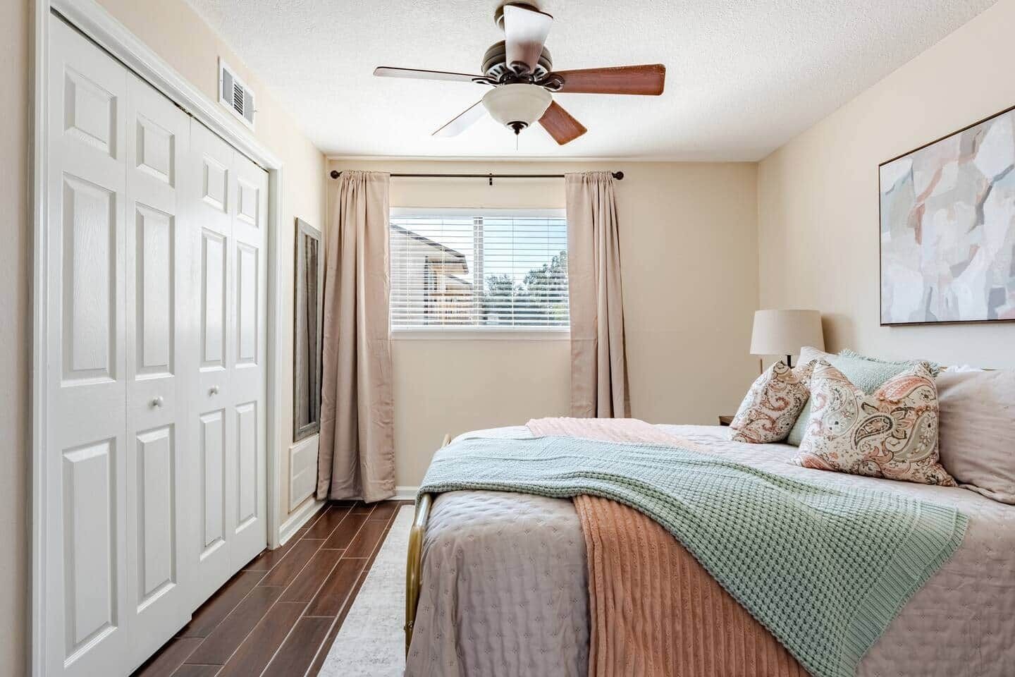 Iron/ironing board, WiFi, bed sheets