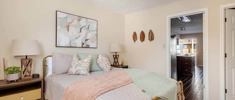 1 habitación, tabla de planchar con plancha, wifi y ropa de cama