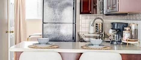 Réfrigérateur, micro-ondes, four, plaque de cuisson