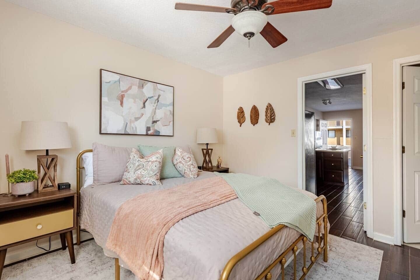 Iron/ironing board, WiFi, bed sheets