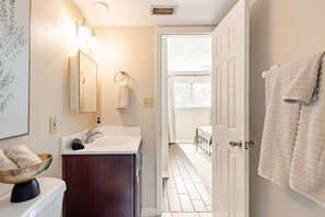 Hair dryer, towels - 🏆FSU–Doak Condo | Pool, Fast WiFi & Parking (1) (Tallahassee)