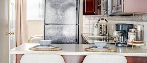 Frigorífico, microondas, horno y placa de cocina