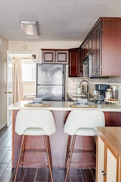 🏆FSU–Doak Condo | Pool, Fast WiFi & Parking (1)