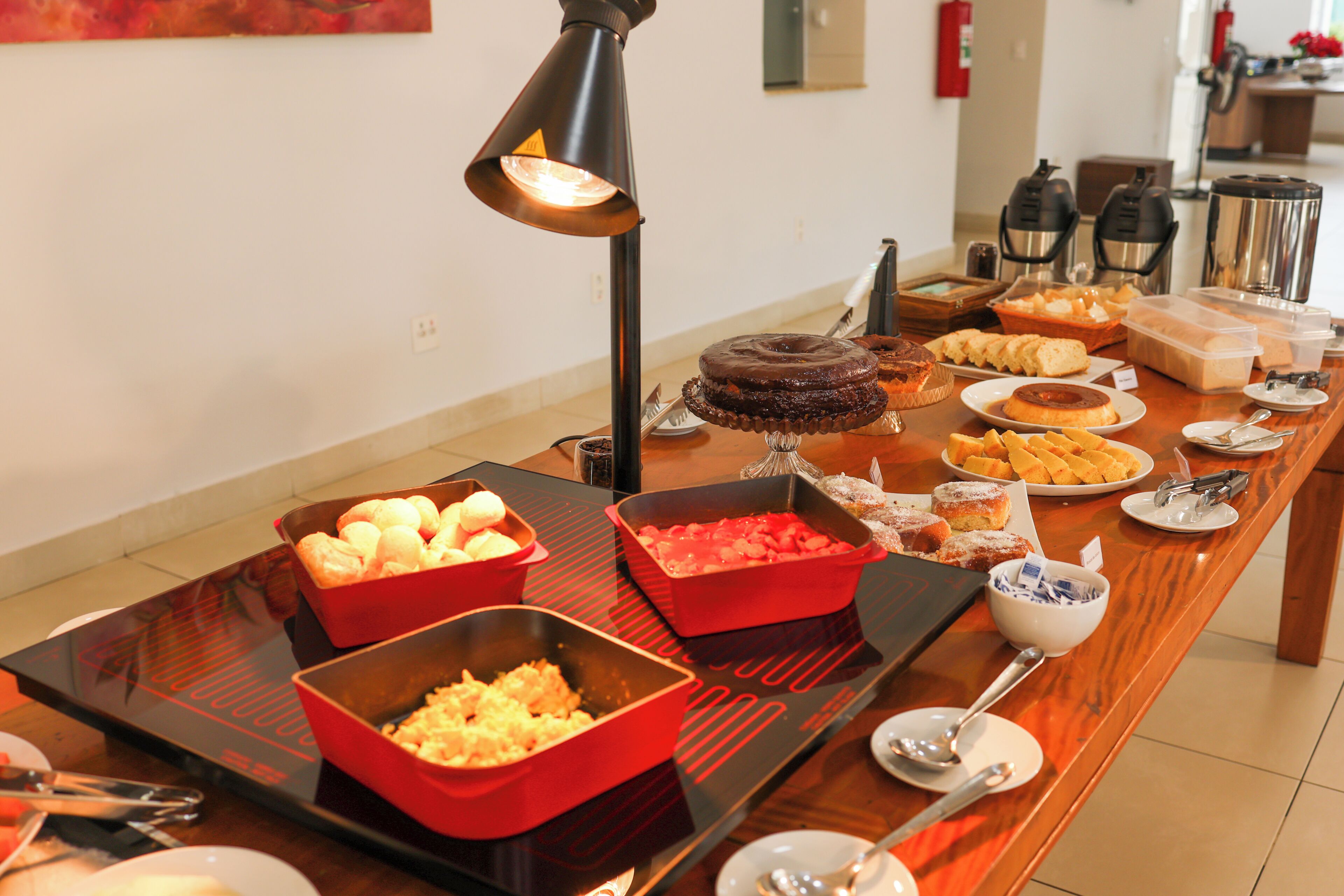 Una mesa de buffet con diferentes opciones de comida y una estación de café.
