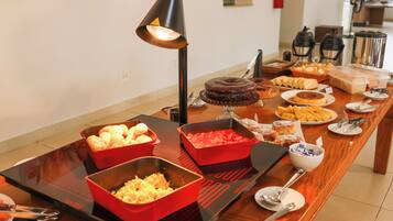 Una mesa de buffet con diferentes opciones de comida y una estación de café.