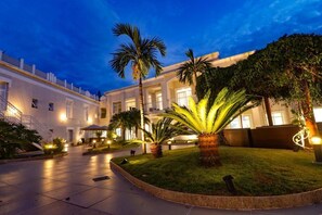 تفاصيل الفندق من الداخل