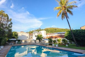 حمّام سباحة خارجي