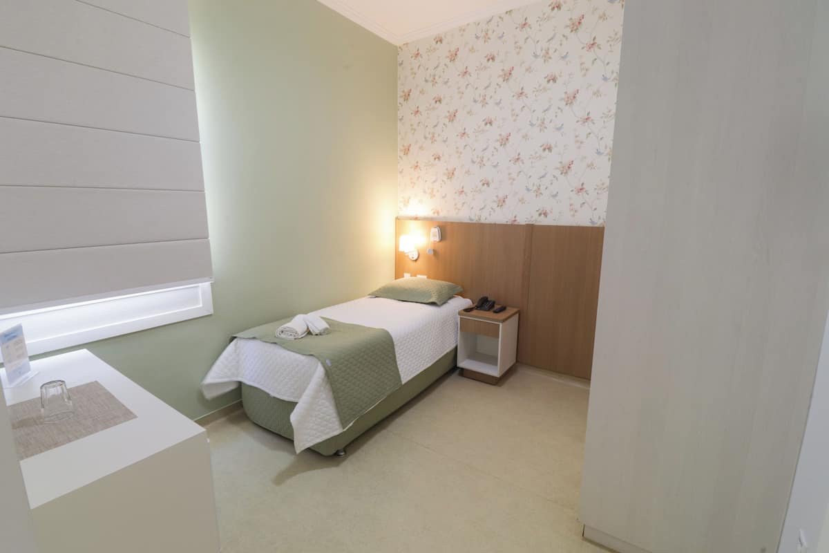 Standard Individual | Minibar, bureau, accès au Wi-Fi (inclus), literie fournie