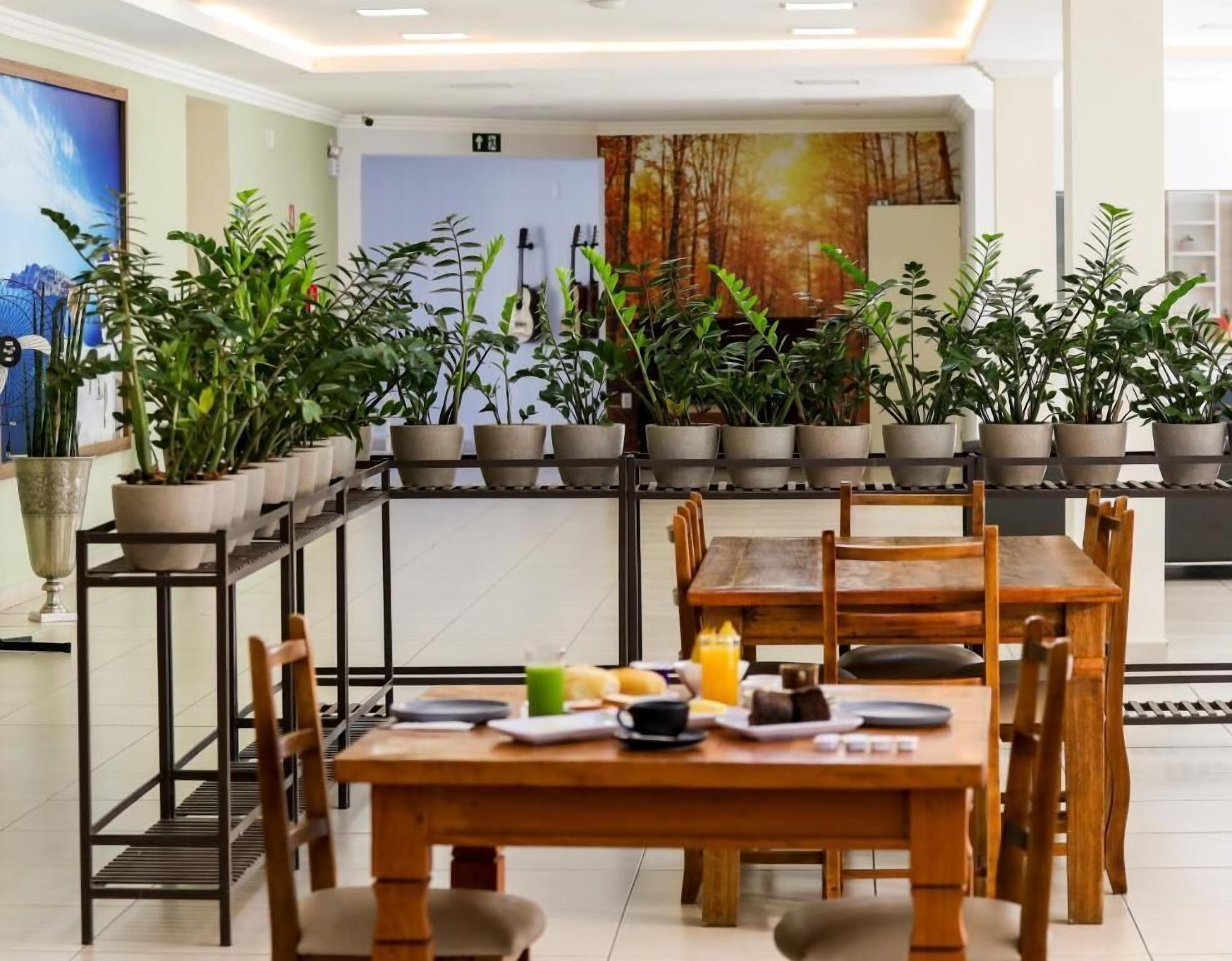 Café da manhã com buffet grátis todos os dias