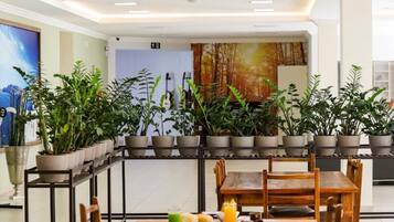 Café da manhã com buffet grátis todos os dias