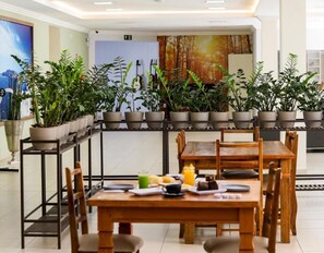 بوفيه فطور مجانًا يوميًا