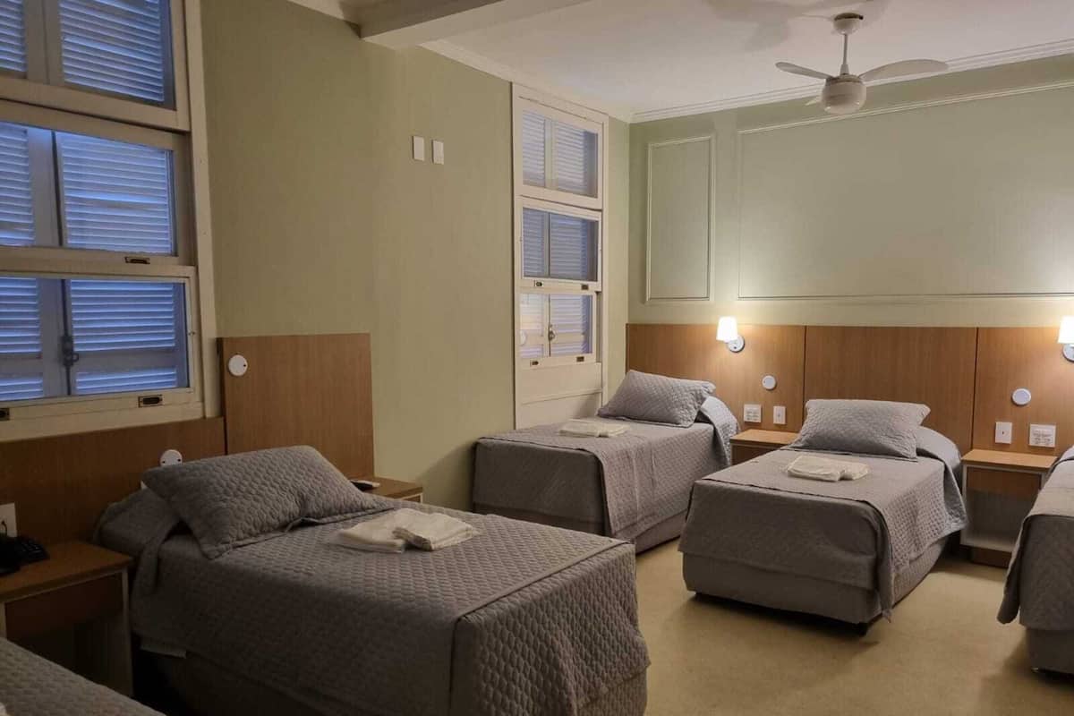Standard Quíntuplo | Minibar, bureau, accès au Wi-Fi (inclus), literie fournie