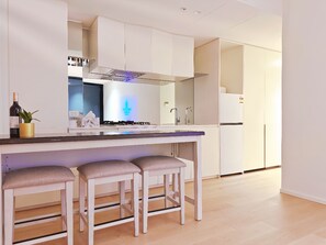 Private kitchen - Stylish Southbank Living with Resort-Style Facilities (Southbank)