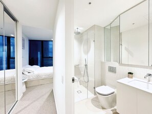 Shower, hair dryer, towels, soap - Stylish Southbank Living with Resort-Style Facilities (Southbank)