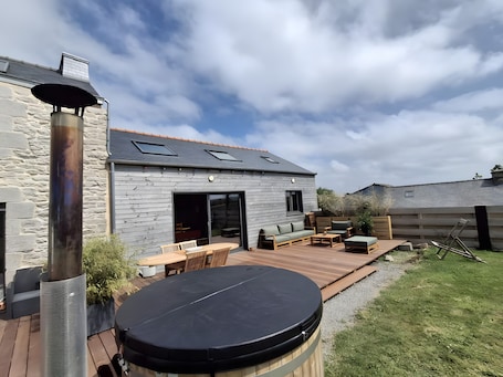 Outdoor dining. Breton Chalet with Nordic Bath and Golf Views in Plouarzel