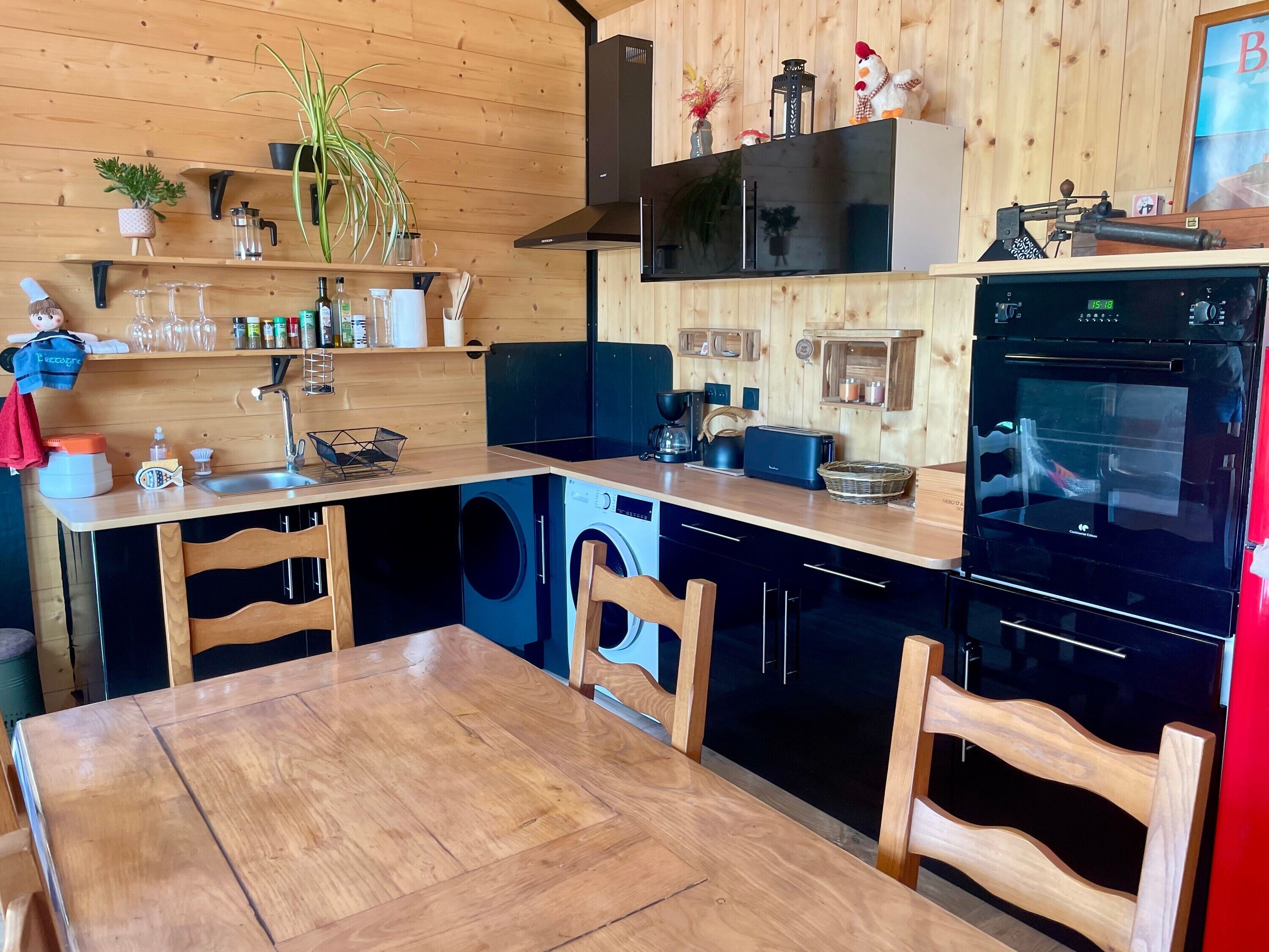 Een koelkast, een oven, een kookplaat, een koffiezetapparaat/waterkoker