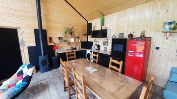 Frigorifero, forno, piano cottura, macchina per tè/caffè