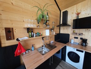 Køleskab, ovn, kogeplade, kaffe-/temaskine