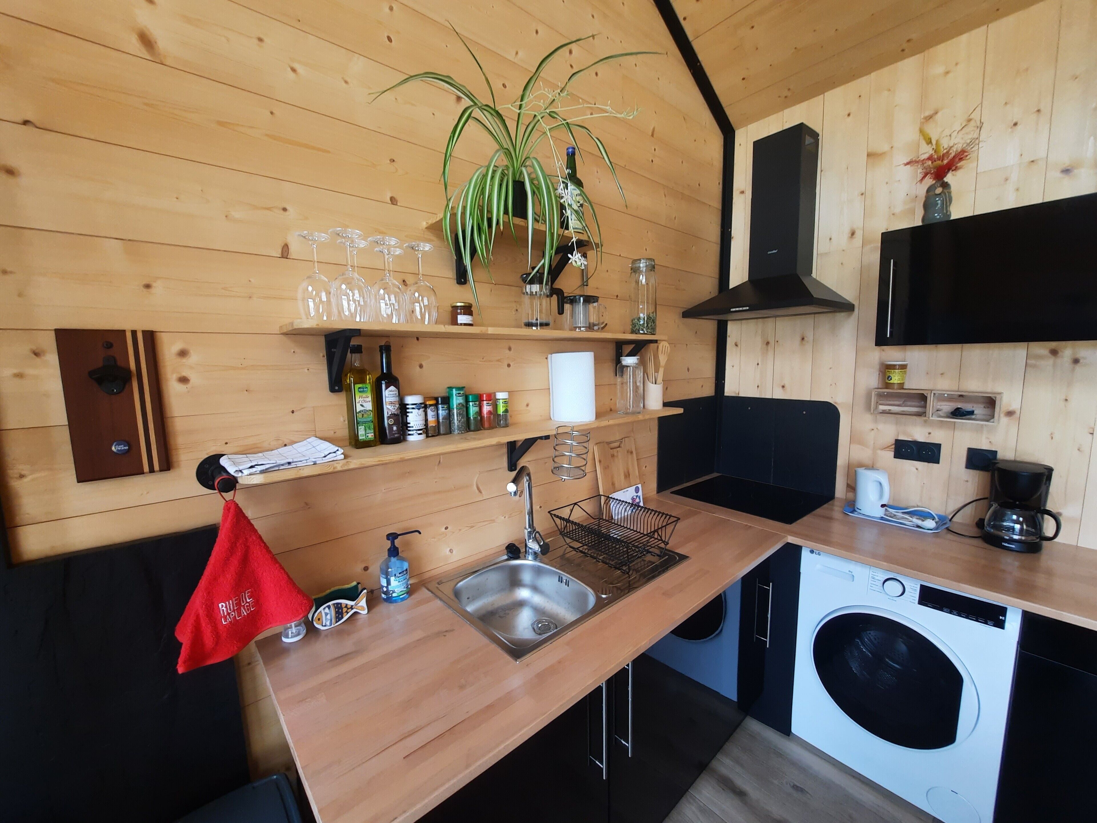 Réfrigérateur, four, plaque de cuisson, cafetière/bouilloire