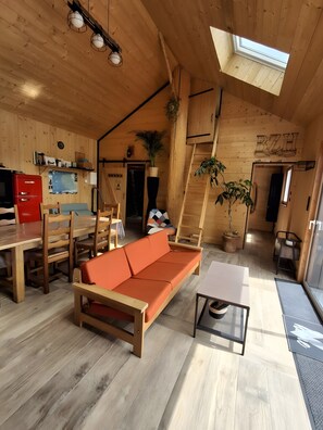 Living area - Breton Chalet with Nordic Bath and Golf Views in Plouarzel (Plouarzel)