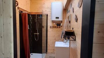 Een douche, een haardroger, handdoeken