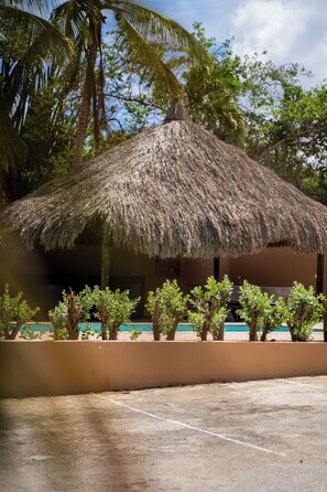Property grounds - Spacious 8-bedroom villa in enchanting Willemstad with AC (Willemstad)
