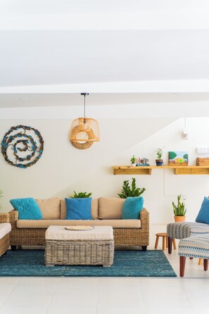 Living area - Spacious 8-bedroom villa in enchanting Willemstad with AC (Willemstad)