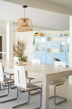 Dining - Spacious 8-bedroom villa in enchanting Willemstad with AC (Willemstad)