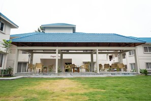 Outdoor dining - MSB Silver Spring Resort Private Limited (Yelagiri)