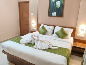 Egyptian cotton sheets, premium bedding, down duvets, memory-foam beds - MSB Silver Spring Resort Private Limited (Yelagiri)