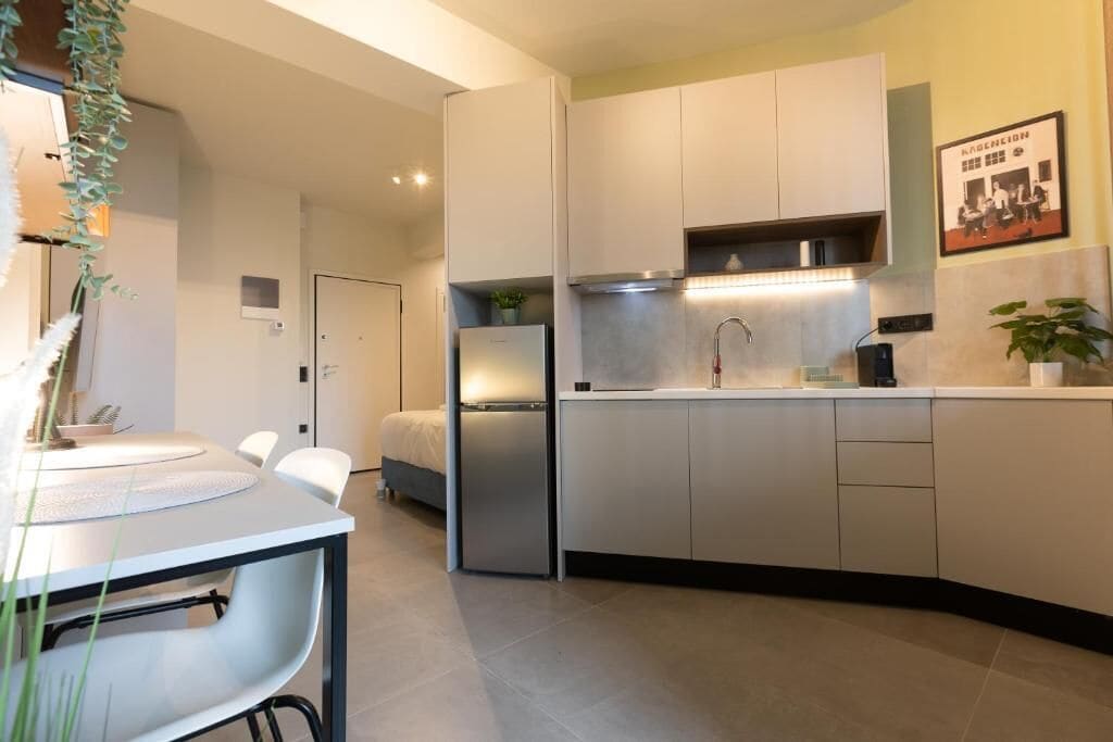 Estudio Deluxe, 1 cama Queen size | Cocina privada | Refrigerador con congelador, microondas, horno y parrilla de estufa 