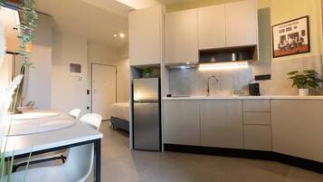 Deluxe studio, 1 queensize bed | Privékeuken | Een koelkast met diepvriezer, een microgolfoven, een oven, een kookplaat