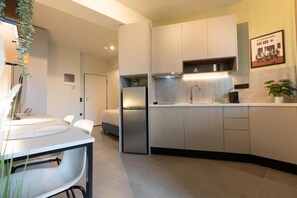 Deluxe studio, 1 queensize bed | Privékeuken | Een koelkast met diepvriezer, een microgolfoven, een oven, een kookplaat