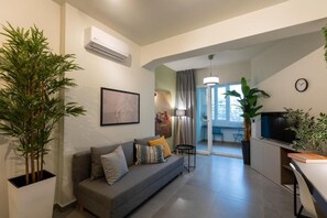 Deluxe Studio, 1 Queen Bed | Living area | Smart TV - The Next Chapter Nilie Hospitality MGMT (Thessaloniki)