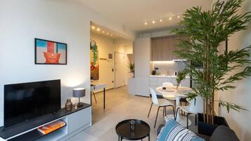 Deluxe Apartment, 1 Katil Ratu (Queen) | Ruang tamu | TV Pintar