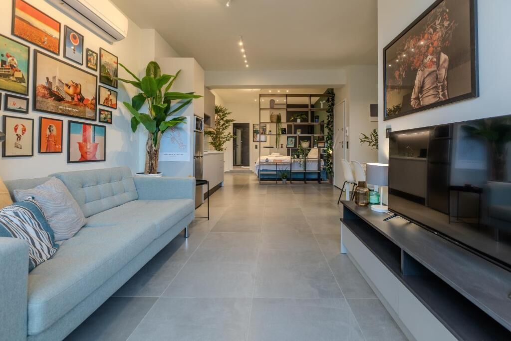 Departamento Deluxe, 2 camas Queen size | Área de sala de estar | Smart TV 