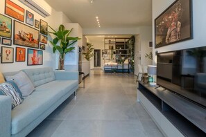 Deluxe appartement, 2 queensize bedden | Woonruimte | Smart-tv