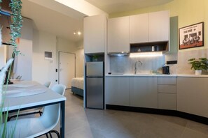 Deluxe studio, 1 queensize bed | Privékeuken | Een koelkast met diepvriezer, een microgolfoven, een oven, een kookplaat