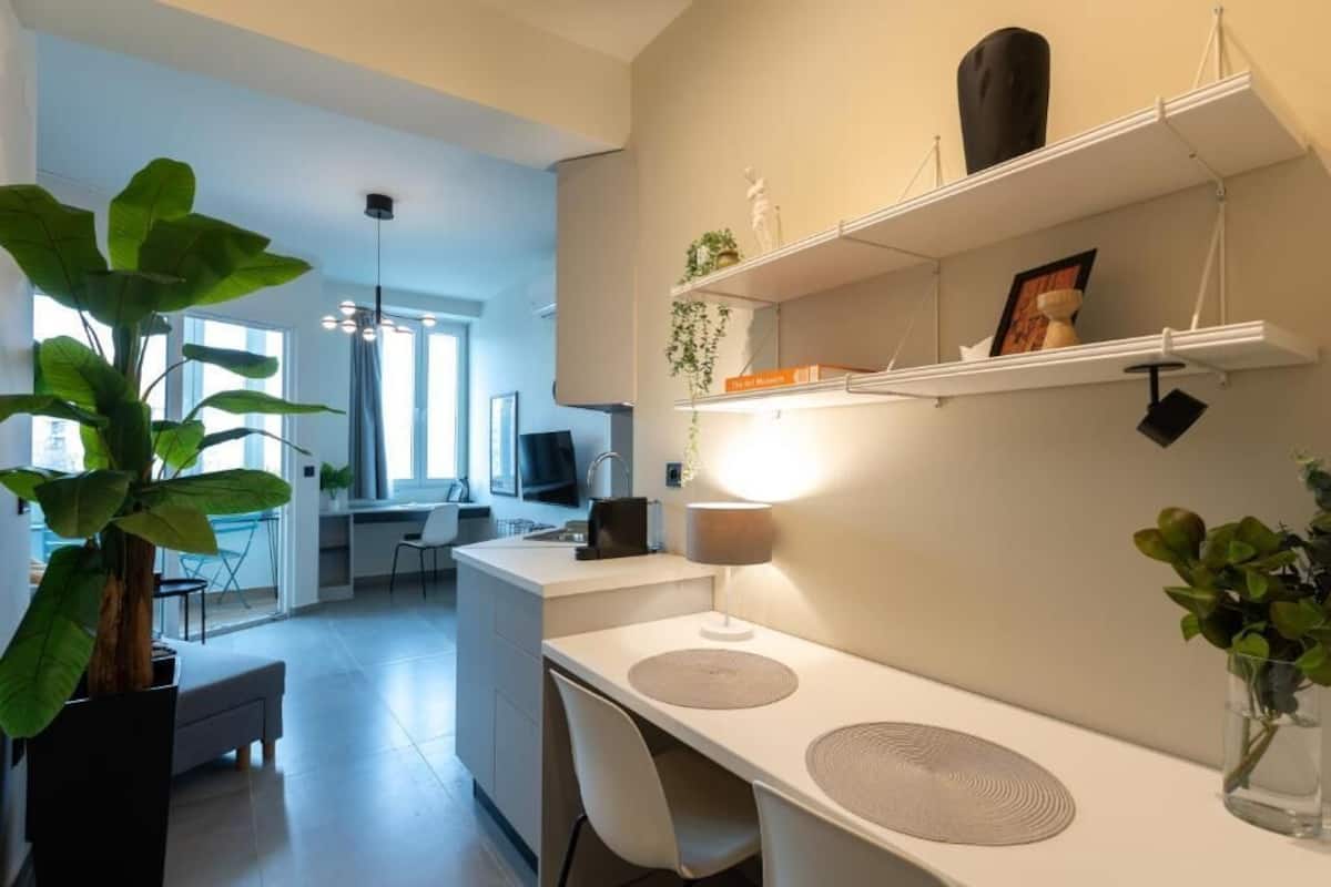 Deluxe Studio, 1 Queen Bed | Desk, laptop workspace, iron/ironing board, free WiFi