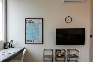 Studio – deluxe, 1 queensize-seng | Oppholdsområde | Smart-TV