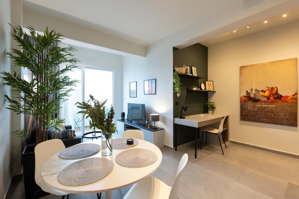 Deluxe Apartment, 1 Queen Bed | Dining room