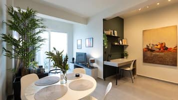 Deluxe Apartment, 1 Queen Bed | Dining room