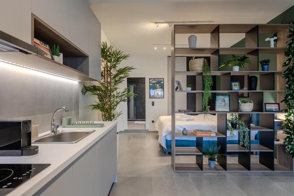 Deluxe appartement, 2 queensize bedden | Privékeuken | Een koelkast met diepvriezer, een microgolfoven, een oven, een kookplaat