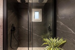 Deluxe Apartment, 1 Katil Ratu (Queen) | Bilik Mandi | Pancuran mandi, hulu semburan hidrourut, pengering rambut 